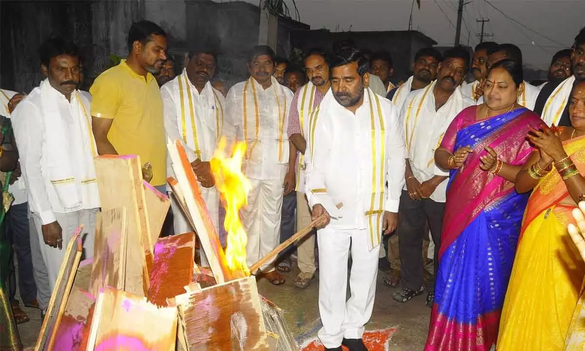 Jagadish Reddy joins Bhogi festivities