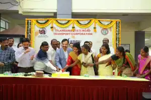 Passengers join Sajjanar in New Year celebrations