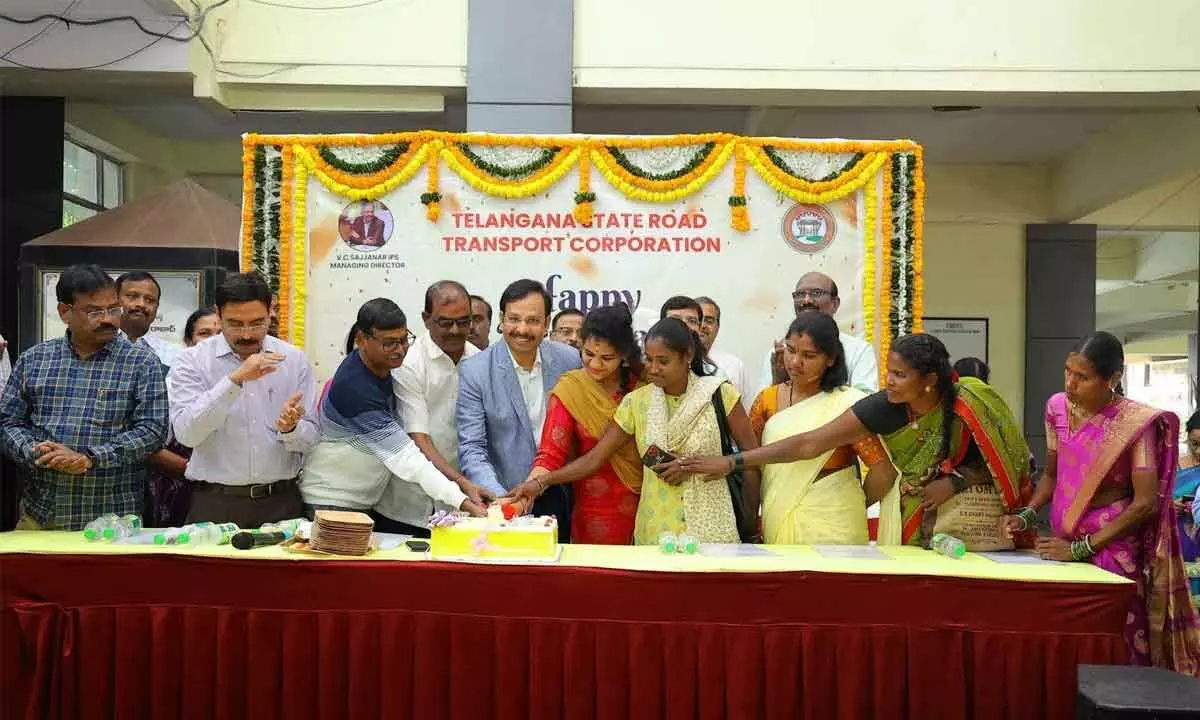 Passengers join Sajjanar in New Year celebrations