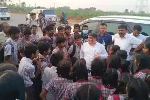 Ponnam Prabhakar Halts Convoy in Karimnagar for Students