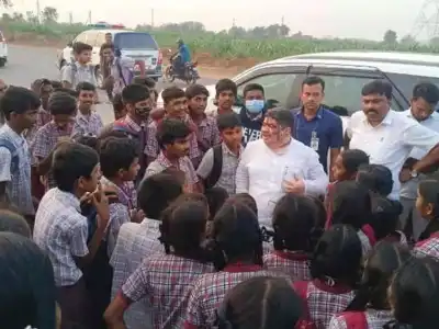 Ponnam Prabhakar Halts Convoy in Karimnagar for Students