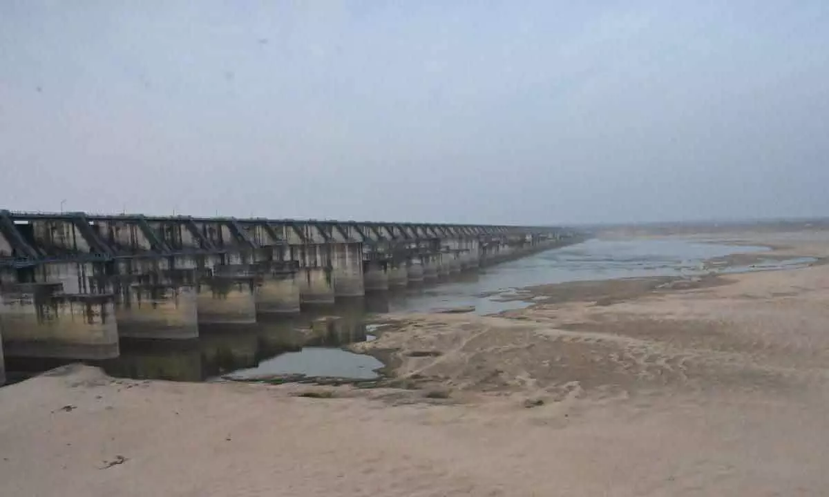 Ponnam urges Kishan to assign sitting judge for investigation into KCR