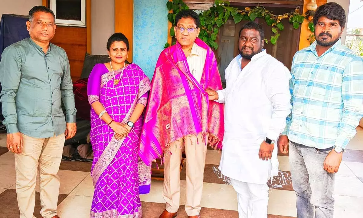 Satyanarayana, OSD to Bhatti Vikramarka, meets with RTI general secretary