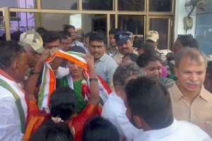 Sharmila pays homage at YSR Ghat in Idupulapaya, set to lead AP Congress on Sunday