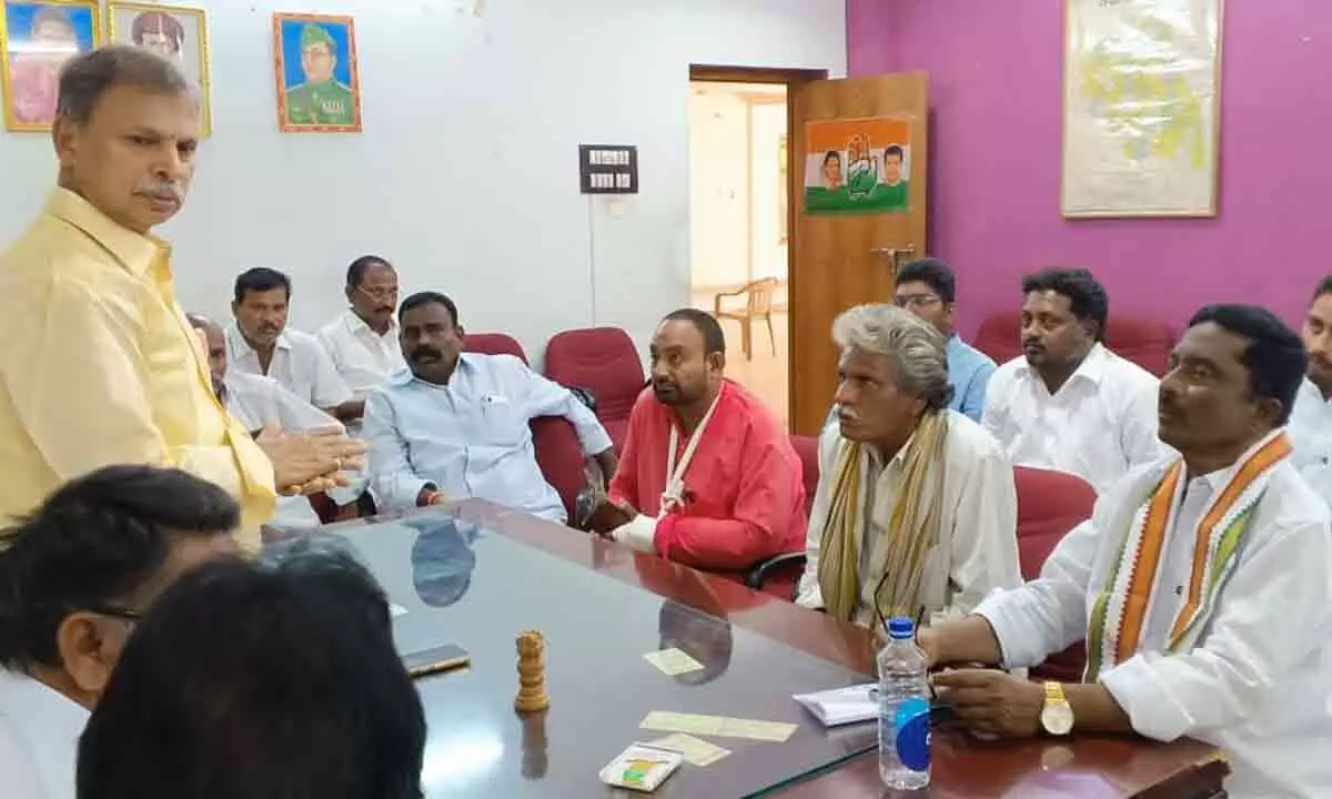 Tulasi Reddy urges party members to strive for Congress triumph in parliamentary elections