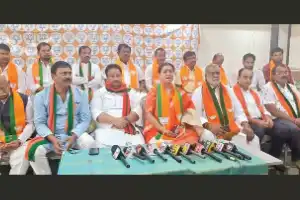 Aruna accuses BRS and Cong of mishandling development projects