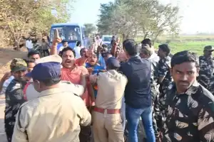 Congress workers disrupt Bandi’s procession