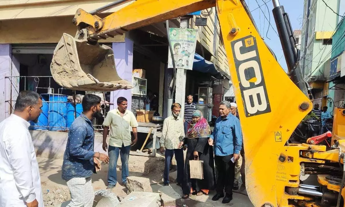 Daily chaos: Commuters frustrated by traffic congestion on Mehdipatnam-Shaikpet road