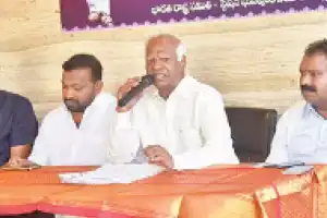 Kadiyam Srihari accuses Congress of exaggerating Medigadda damage in Warangal