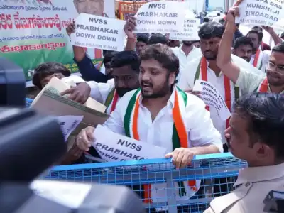NSUI leaders set fire to effigy of former MLA NVSS Prabhakar