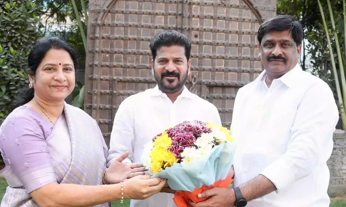 Today, Deputy Mayor Srilatha to join Congress in Hyderabad.