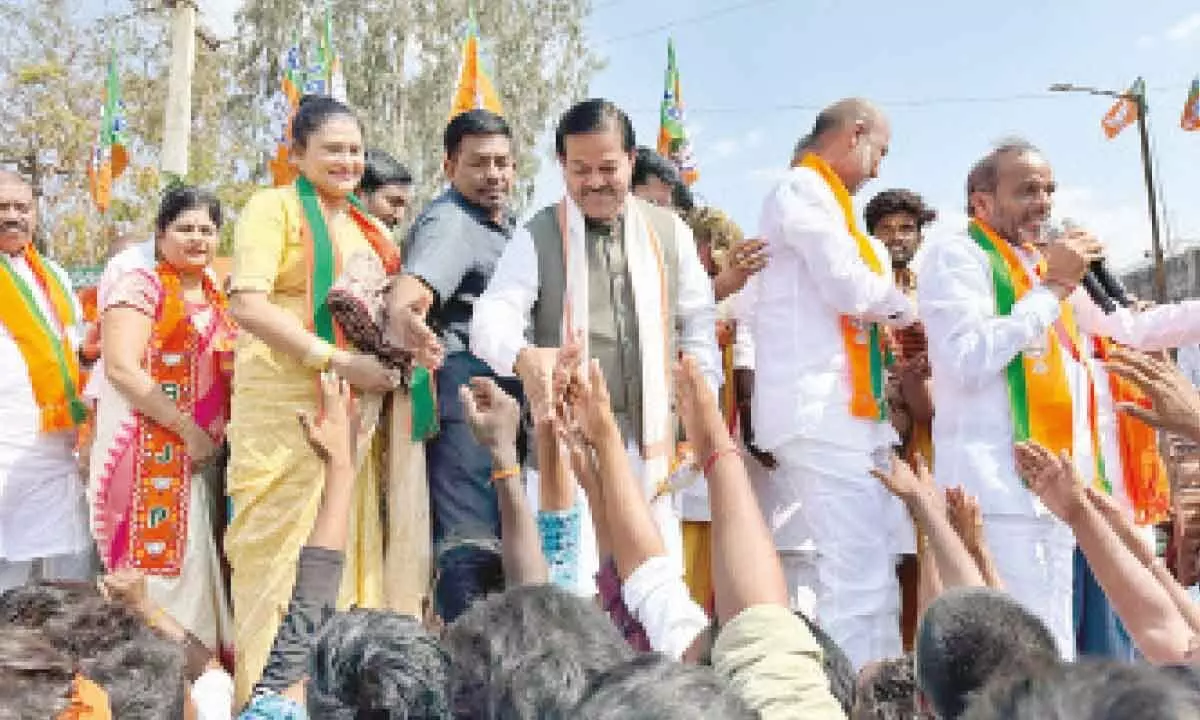 Union Minister criticizes BRS and Congress governance