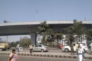Commuters in a tailspin due to slow progress on Aramghar flyover construction