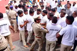 Congress leaders involved in scuffle with police after being denied entry with Chief Minister