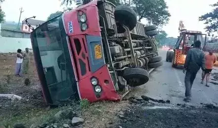 Fifteen Passengers Injured as Bus Overturns Near Kusumanchi in Khammam District