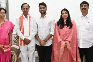 Former Chief Minister KCR bestows blessings on newlywed couple