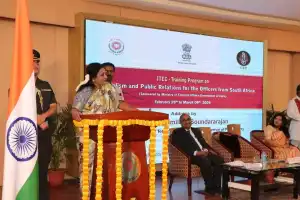 Governor emphasizes the significance of journalism