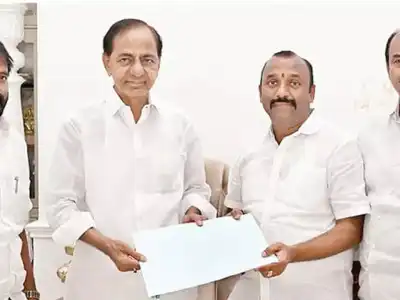 KCR supports MLC candidate Naveen Kumar by giving B-form
