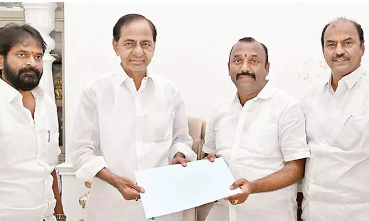 KCR supports MLC candidate Naveen Kumar by giving B-form