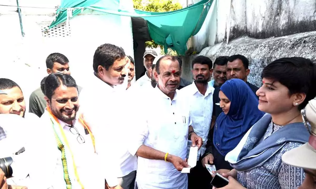 Komatireddy embarks on a rapid tour of district