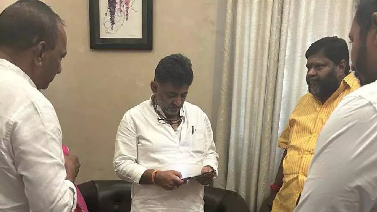 Malla Reddy holds talks with DKS amidst rumors of party switch