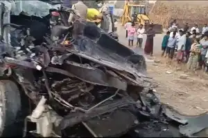 Newlywed couple among five killed in Nandyala car-lorry collision