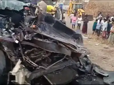 Newlywed couple among five killed in Nandyala car-lorry collision