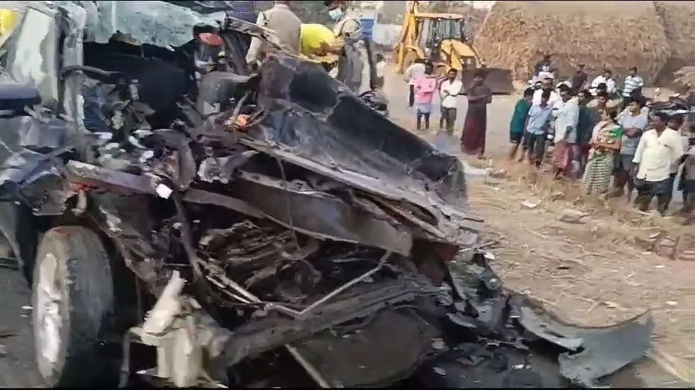 Newlywed couple among five killed in Nandyala car-lorry collision