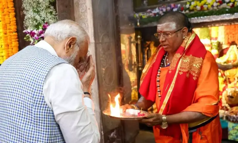 PM Modi visits Secunderabad Mahankali temple for prayers