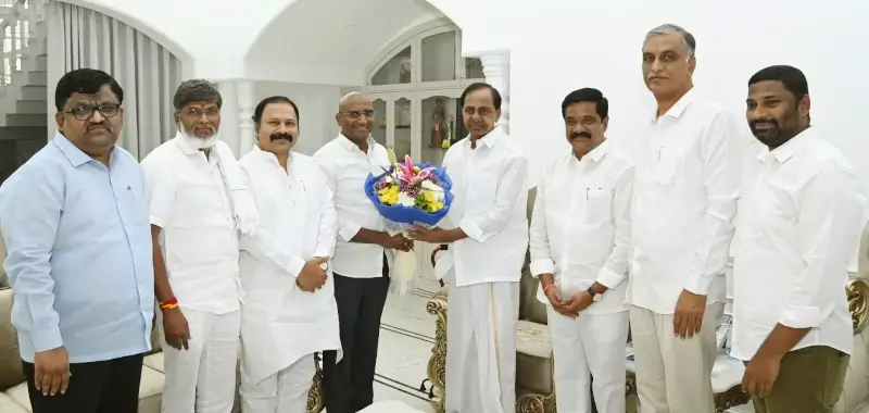 RS Praveen Kumar, Telangana BSP chief, holds meeting with KCR in Nandinagar