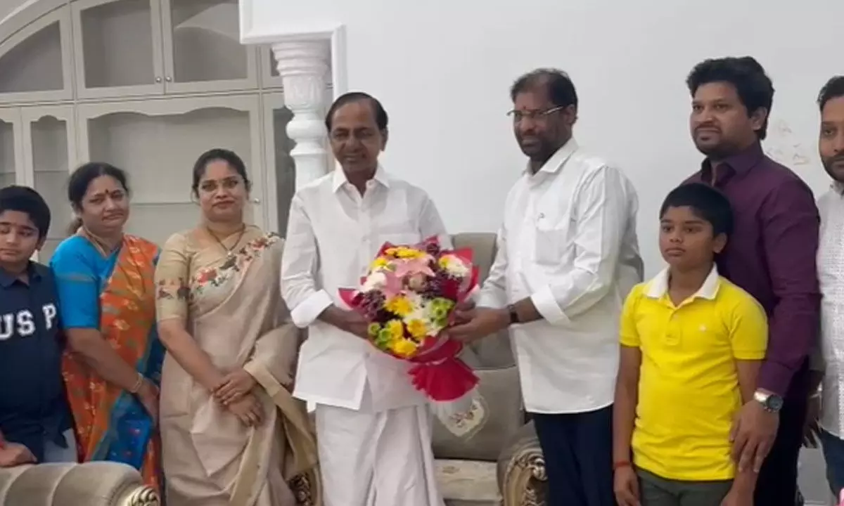Vaddiraju Ravichandra Visits BRS Chief KCR at Nandinagar