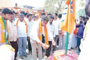 Visveswara Reddy hoists BJP flag in Rangareddy