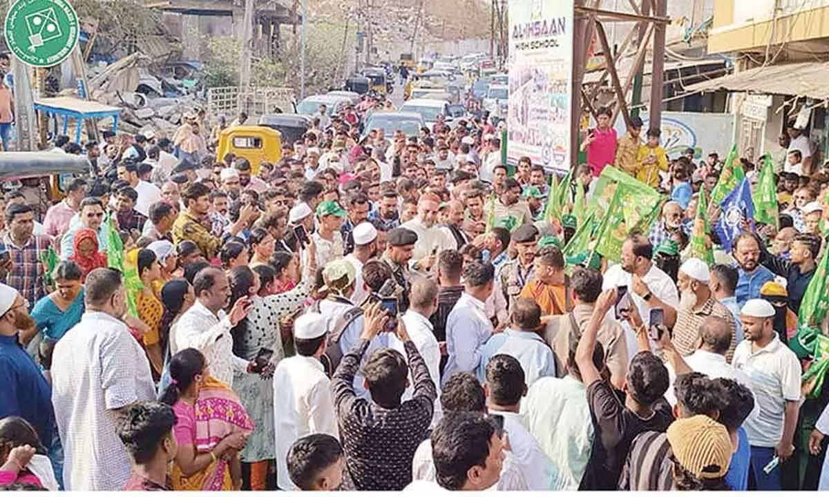 Akbar Owaisi urges voters to focus on work and vote for the kite