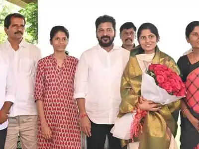 CM meets UPSC topper Donuru Ananya Reddy