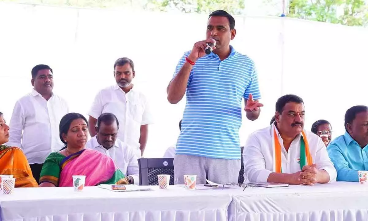 Congress candidate meets with community associations