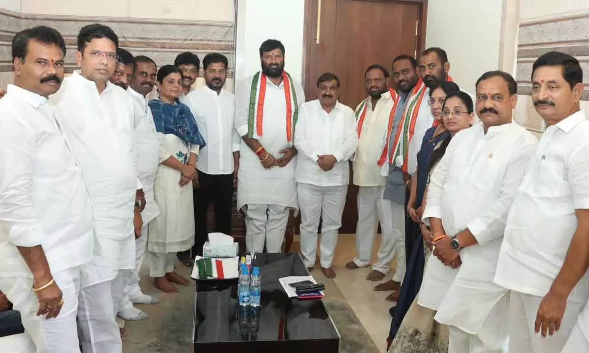 Congress gains new member as Kuna Srisailam Goud joins party