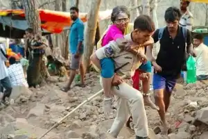 Constable assists elderly woman in perilous location