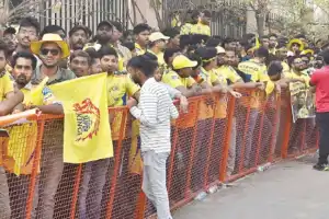 Crowd at Uppal Stadium in Hyderabad breaches barricades