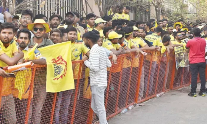 Crowd at Uppal Stadium in Hyderabad breaches barricades