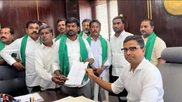 Former BRS MLA Guvwala Balaraju accuses Chief Minister Revanth Reddy of prioritizing parliamentary elections over farmers’ issues.