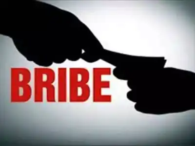 Police officer caught accepting bribe