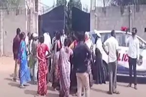 Protest by 2BHK beneficiaries outside former CM KCR’s farmhouse
