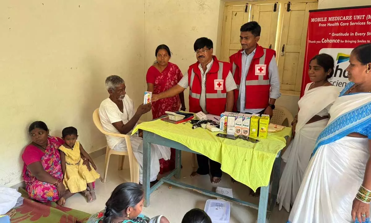 Red Cross provides mobile medical services for seniors in Lingasanipalli village