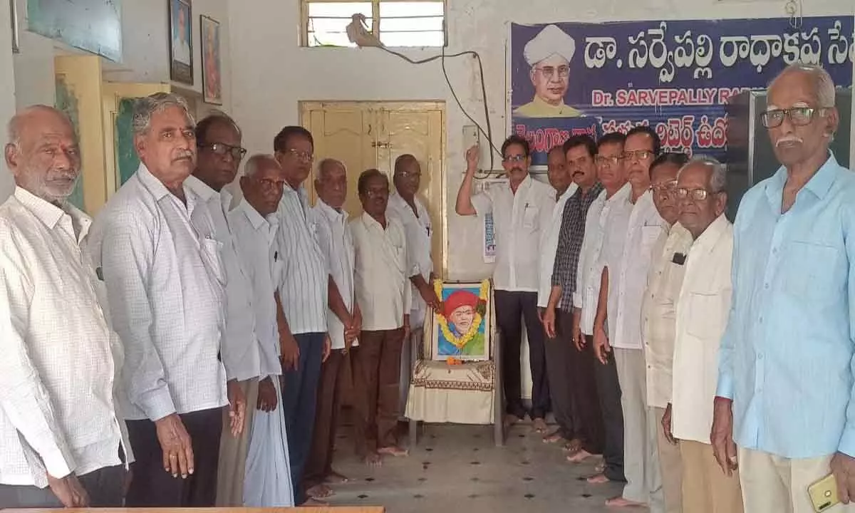 Retired employees organize Jyotibapule Jayanthi celebrations