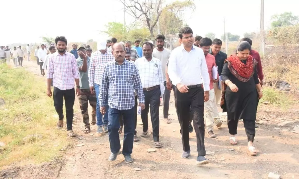 Santhosh from DC BM visits Alampur to review water supply inspection
