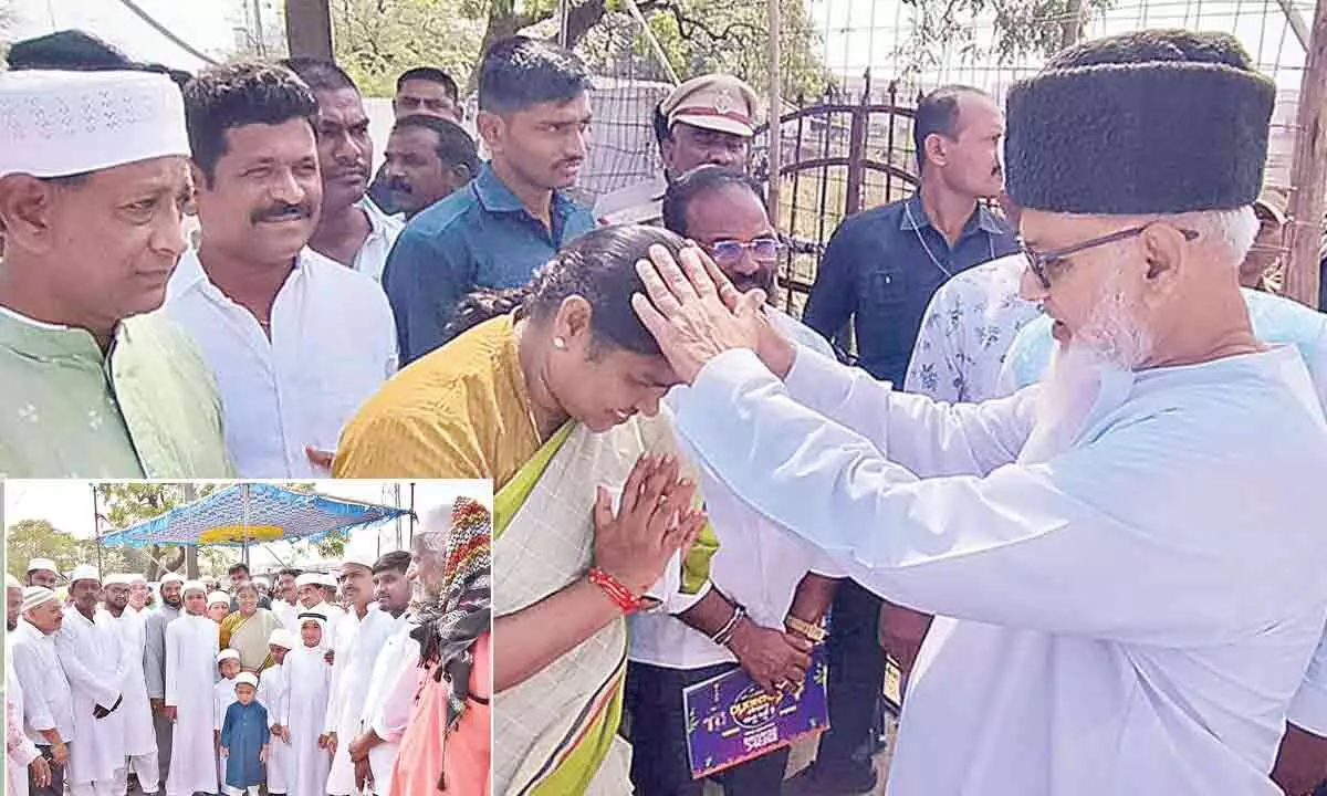 Seethakka says Ramzan signifies religious unity in Mulugu