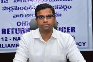 Two independent candidates withdraw their nominations