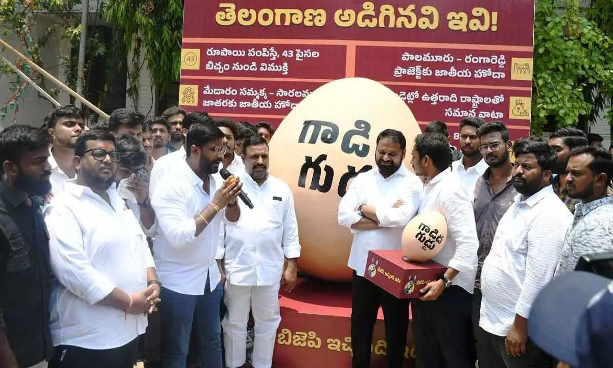 Unique demonstration by Cong against BJP features ‘gadidi guddu’