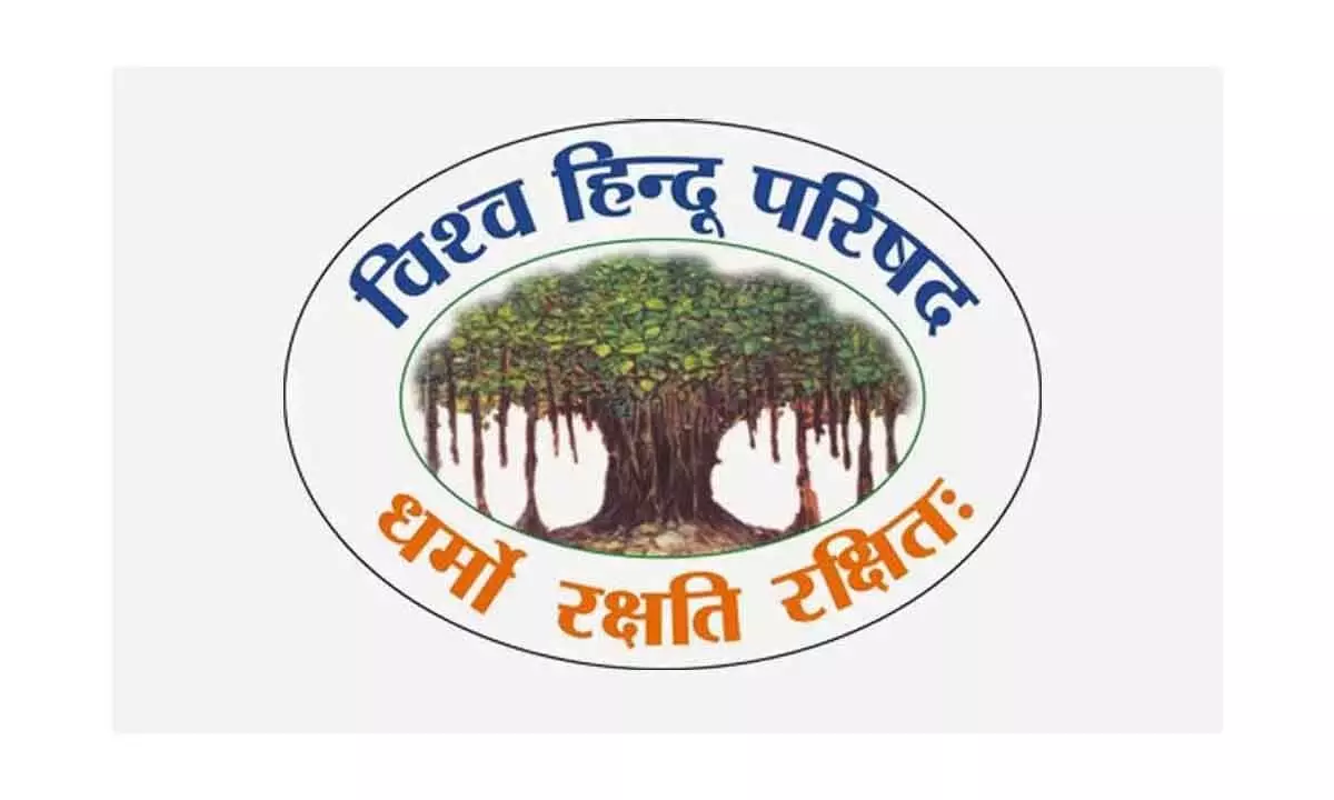 VHP criticizes police and civic staff for forcefully removing saffron flags