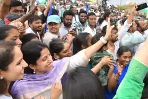 YS Bharati Reddy lifts her husband’s spirits on bus journey, waves to him close to Tadepalli junction